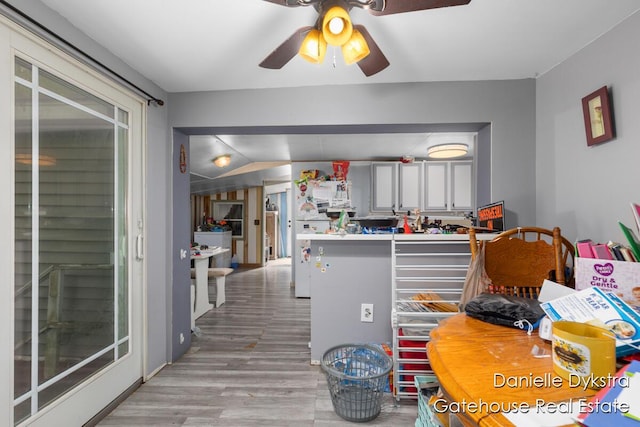 11660 Wren Dr, Lakeview, MI 48850 - kitchen featuring a ceiling fan, a peninsula, light wood-type flooring, and light countertops