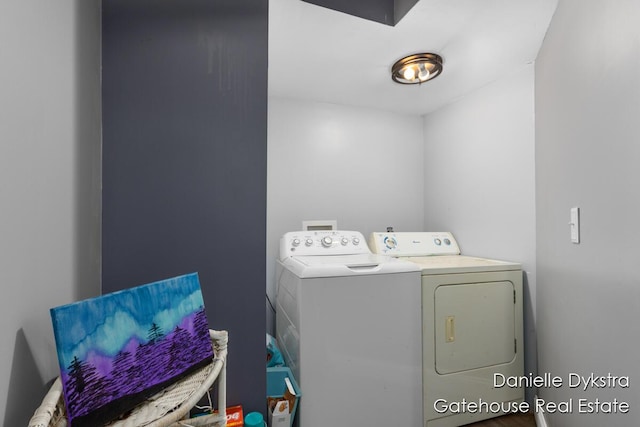 11660 Wren Dr, Lakeview, MI 48850 - laundry room with independent washer and dryer