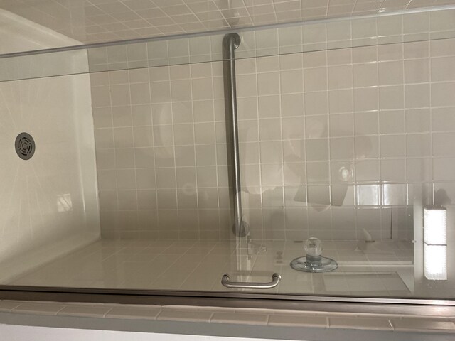 6561 Deerhurst Dr, Westland, MI 48185 - bathroom with tiled shower