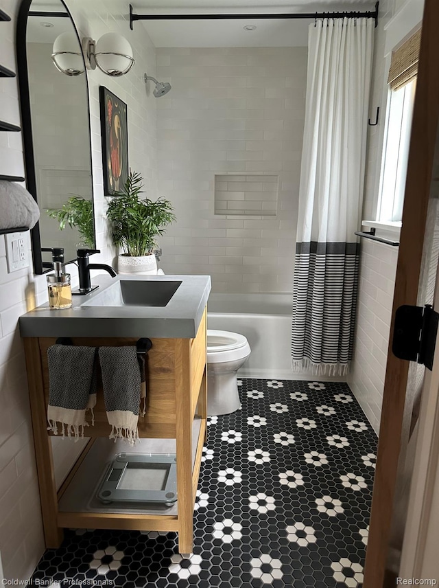 8401 Kennedy Cir N Unit 7, Warren, MI 48093 - full bathroom featuring shower / bathtub combination with curtain, vanity, and tile patterned floors