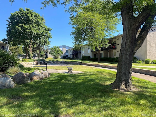 8401 Kennedy Cir N Unit 7, Warren, MI 48093 - view of grassy yard featuring a residential view