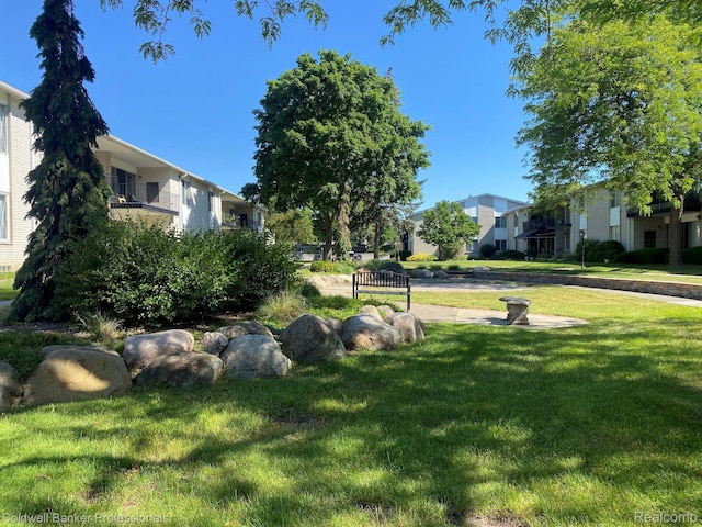 8401 Kennedy Cir N Unit 7, Warren, MI 48093 - view of grassy yard with a residential view
