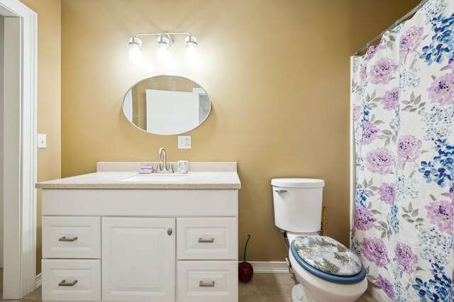 113 W Chicago St, Buchanan, MI 49107 - full bathroom featuring baseboards, toilet, vanity, and curtained shower