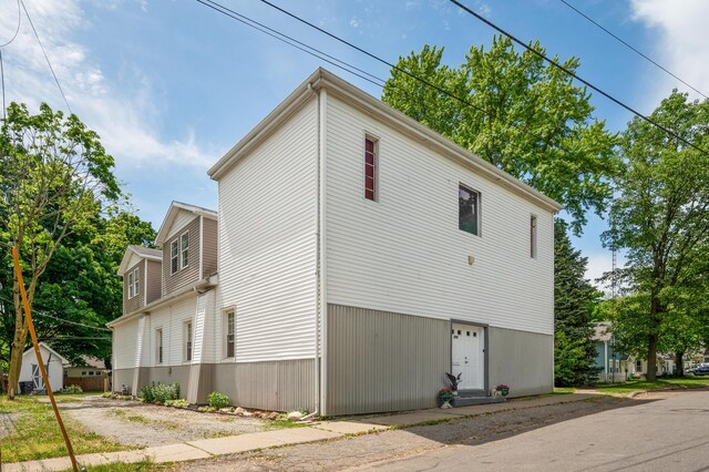 113 W Chicago St, Buchanan, MI 49107 - view of side of home
