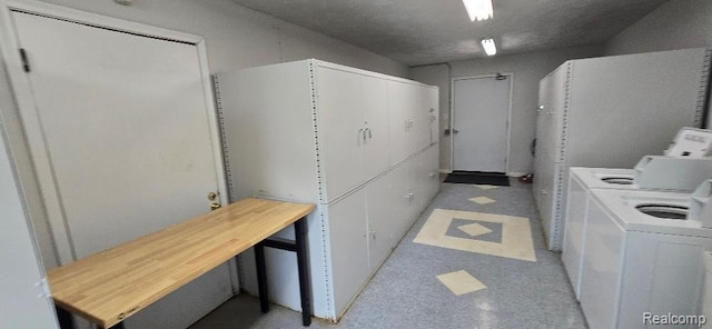 995 N Cass Lake Rd Unit 233, Waterford, MI 48328 - laundry area with independent washer and dryer and light floors