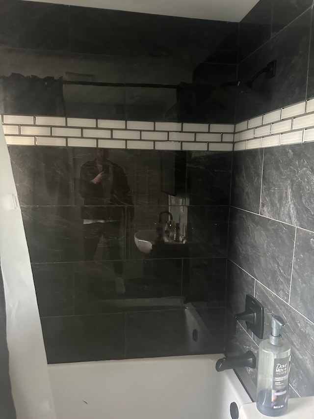 17532 Russell St, Highland Park, MI 48203 - bathroom with shower / bath combination with curtain