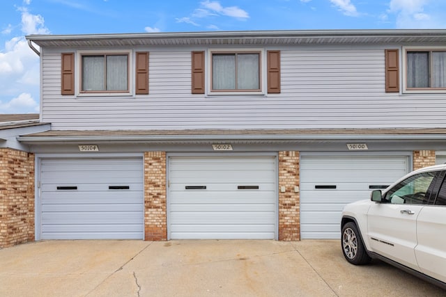 50102 S Angelo, Chesterfield, MI 48047 - garage with driveway