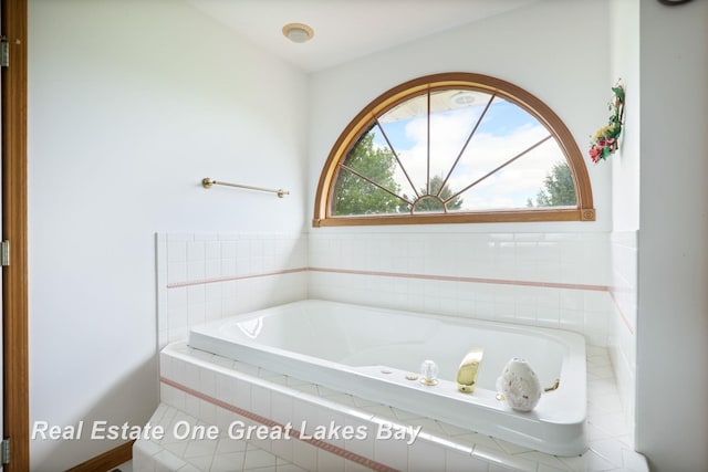4168 Windemere Dr, Saginaw, MI 48603 - full bath featuring a garden tub