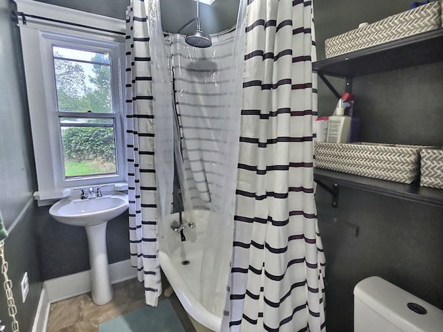 5014 Ford St, Swartz Creek, MI 48473 - bathroom featuring baseboards, toilet, and shower / tub combo with curtain