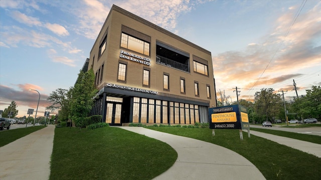804 N Main St Unit 2C, Rochester, MI 48307 - view of property at dusk