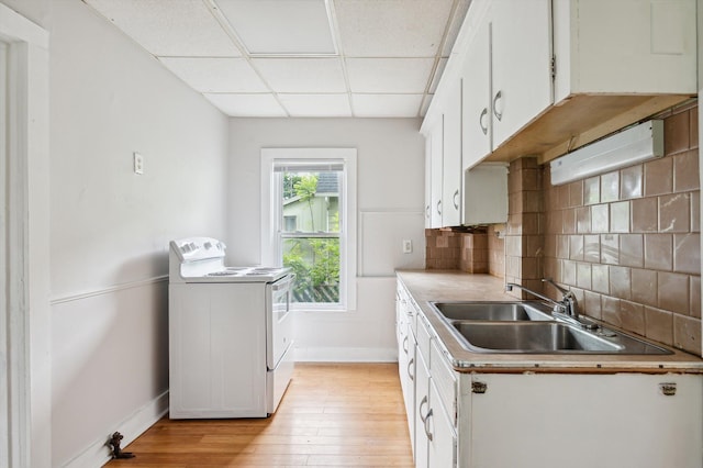 533 W Ganson St, Jackson, MI 49201 - kitchen with electric stove, a sink, a paneled ceiling, tasteful backsplash, and light wood finished floors