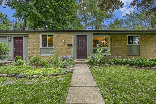 2753 Cumberland Ave, Ann Arbor, MI 48104 - single story home featuring brick siding and a front yard