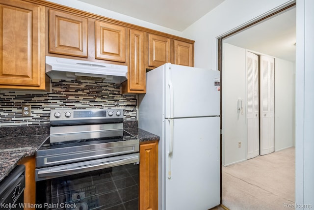 340 Concord, Bloomfield Hills, MI 48304 - kitchen with freestanding refrigerator, stainless steel electric stove, under cabinet range hood, and backsplash