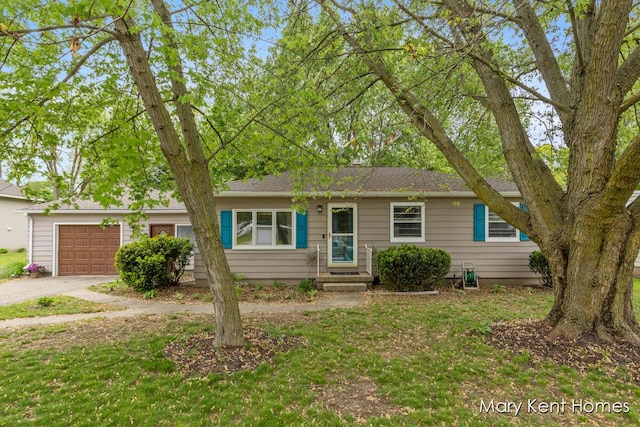 756 66th St SE, Grand Rapids, MI 49548 - view of front of house with a garage, dirt driveway, and a front lawn