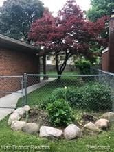 4139 Yorba Linda Blvd, Royal Oak, MI 48073 - view of yard with a garden