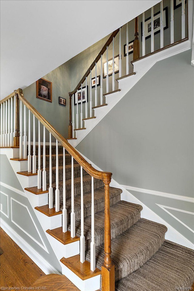 4889 Ardmore Dr, Bloomfield Hills, MI 48302 - view of staircase
