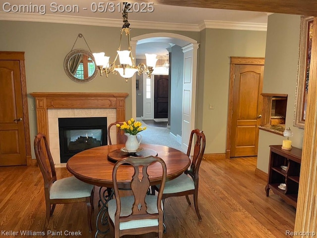 8241 Fountain View Dr, Flushing, MI 48433 - dining area featuring light wood-style floors, arched walkways, crown molding, a chandelier, and baseboards