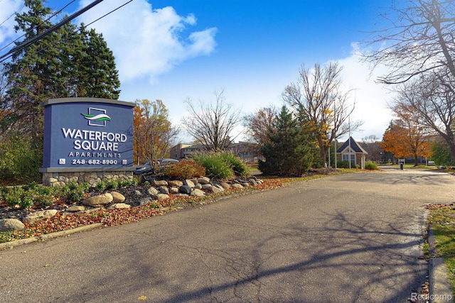 930 Village Green Ln, Waterford, MI 48328 - view of asphalt street