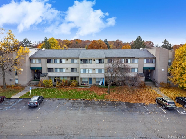 930 Village Green Ln, Waterford, MI 48328 - view of property featuring uncovered parking