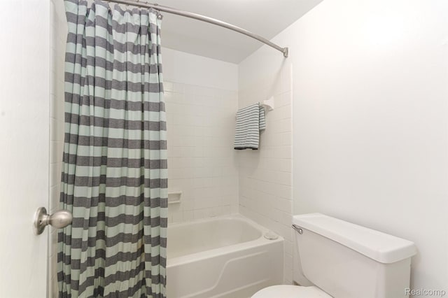 930 Village Green Ln, Waterford, MI 48328 - bathroom with toilet and shower / tub combo with curtain