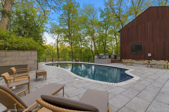 7371 Lindenmere Dr, Bloomfield Hills, MI 48301 - swimming pool featuring a patio and outdoor dining space