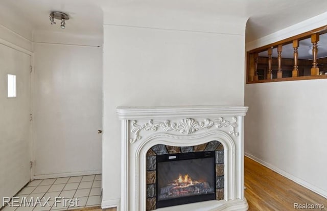 26914 Glendale, Redford, MI 48239 - detailed view of a glass covered fireplace and baseboards