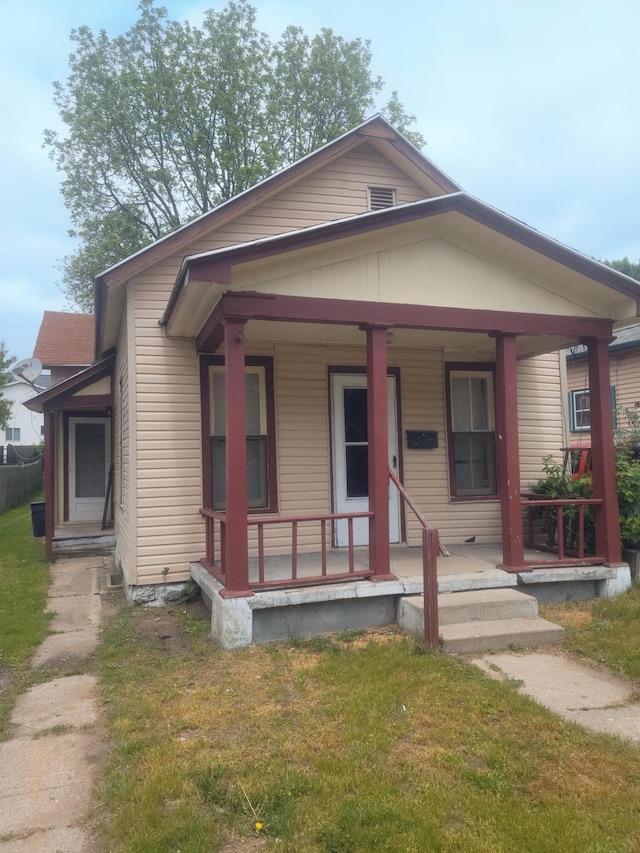427 Highland St SE, Grand Rapids, MI 49507 - bungalow-style home with covered porch and a front yard