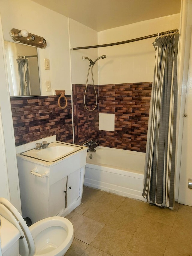 427 Highland St SE, Grand Rapids, MI 49507 - full bath featuring tile patterned flooring, shower / bath combo with shower curtain, and vanity