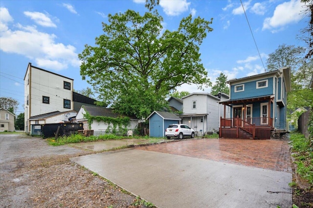 152 National Ave SW, Grand Rapids, MI 49504 - traditional style home featuring a porch