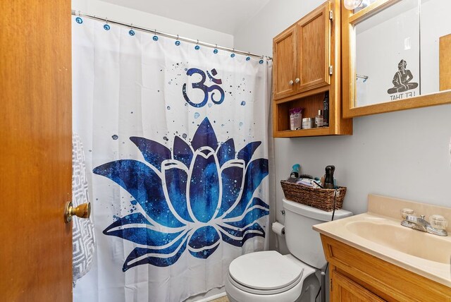 612 E 3rd St, Flint, MI 48503 - full bath with toilet, vanity, and a shower with curtain