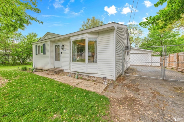 12323 Oakland Ave, Mount Morris, MI 48458 - view of front of house featuring a gate and a detached garage