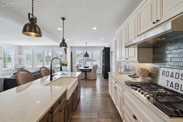 1992 Shipman Blvd, Birmingham, MI 48009 - kitchen featuring under cabinet range hood, stainless steel gas cooktop, a sink, recessed lighting, and backsplash