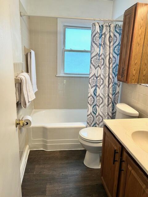 526 18th St, Jackson, MI 49203 - full bathroom with wood finished floors, vanity, and shower / bath combination with curtain