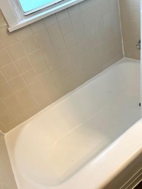 526 18th St, Jackson, MI 49203 - full bathroom featuring a tub