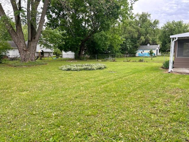 526 18th St, Jackson, MI 49203 - view of yard