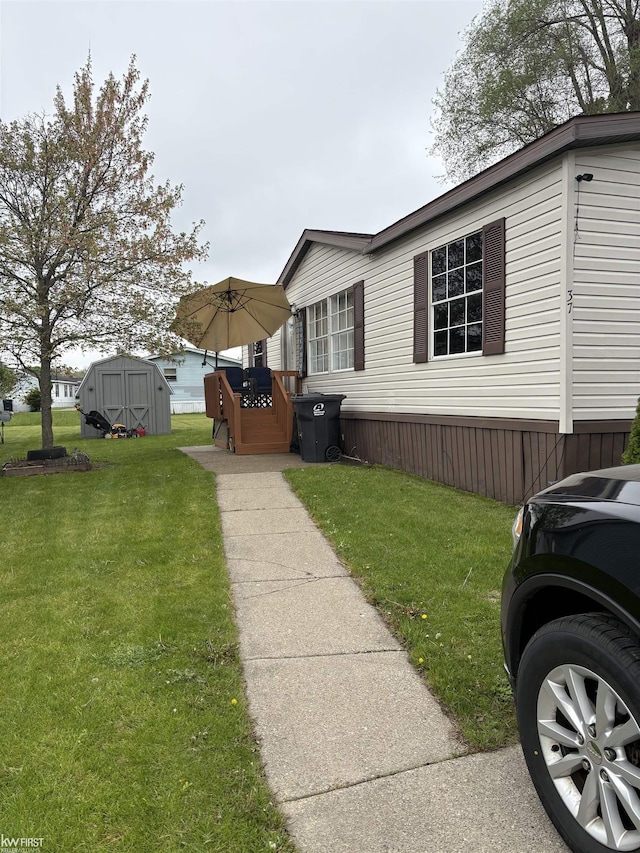 37 Killdeer Ct, Lapeer, MI 48446 - view of side of property with a lawn