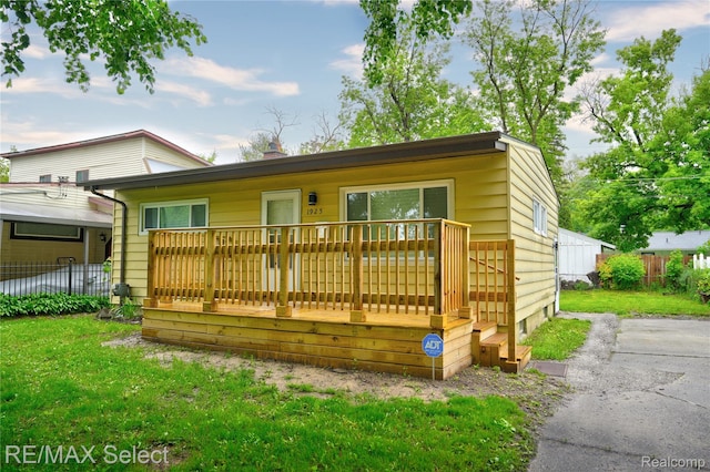1925 Gilmartin St, Flint, MI 48503 - view of front of home featuring a deck