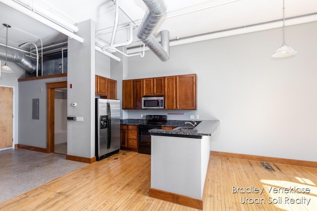 600 Broadway Ave NW Unit 414, Grand Rapids, MI 49504 - kitchen featuring stainless steel appliances, a peninsula, a high ceiling, baseboards, and a sink