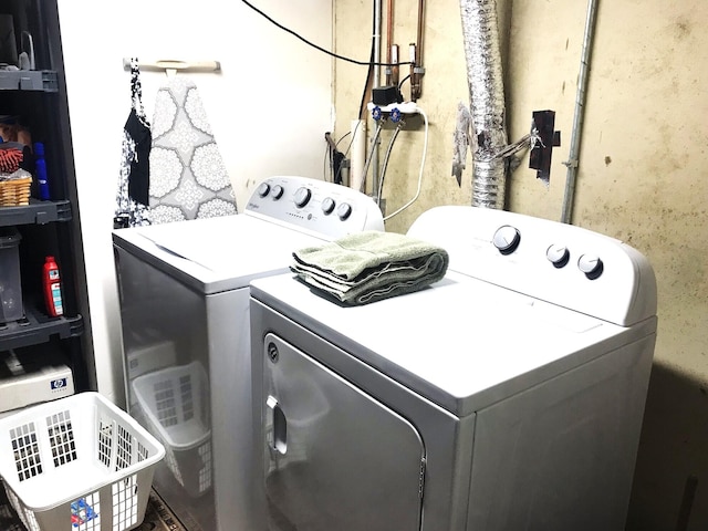 5883 Thistlewood Ave, Scotts, MI 49088 - laundry room featuring washer and dryer