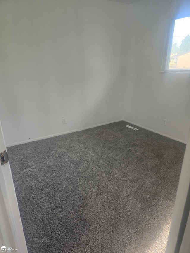5406 Bermuda Ln, Flint, MI 48505 - empty room featuring carpet floors and baseboards