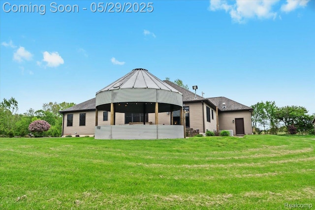 6035 Beard Rd, Byron, MI 48418 - rear view of house with a lawn