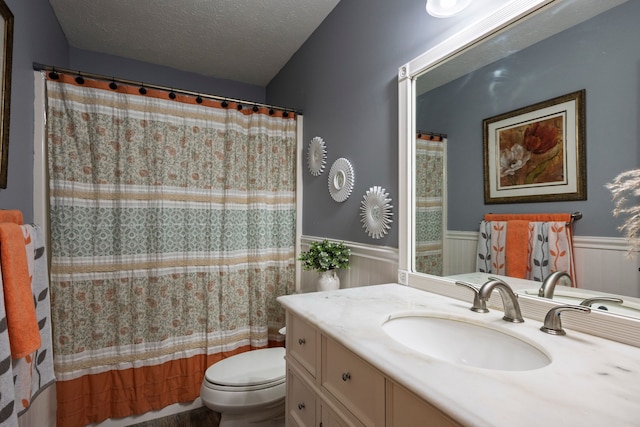 2363 Sundance Rdg, Howell, MI 48843 - full bath featuring wainscoting, toilet, vanity, a textured ceiling, and a shower with curtain