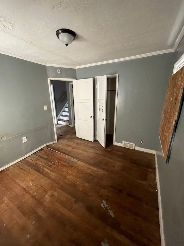 10952 Peerless St, Detroit, MI 48224 - unfurnished bedroom featuring ornamental molding, wood finished floors, a textured ceiling, baseboards, and a closet