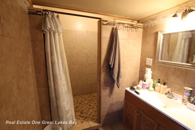 4141 Sagatoo Rd, Standish, MI 48658 - full bath featuring tiled shower, vanity, and tile walls