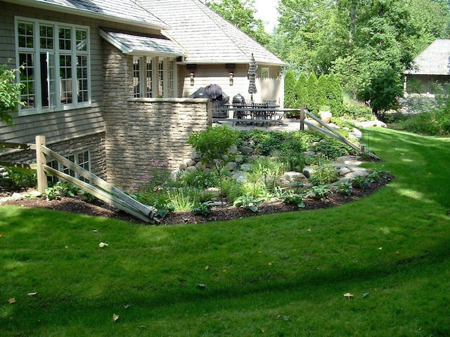 59 Scenic Oaks Dr S, Bloomfield Hills, MI 48304 - view of green lawn with a patio