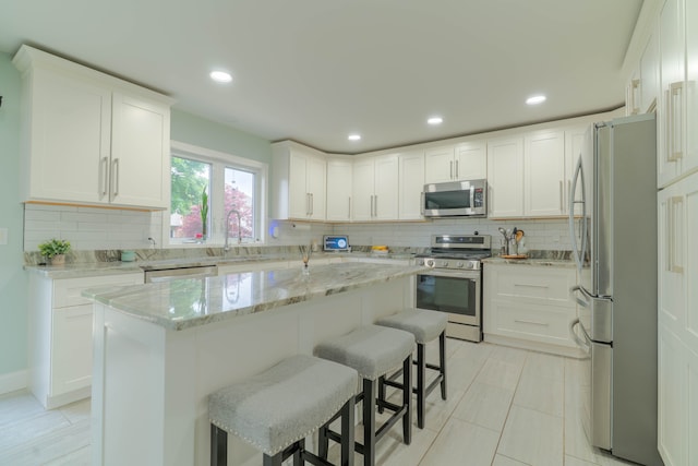 14607 Stratford, Shelby Twp, MI 48315 - kitchen featuring stainless steel appliances, a sink, decorative backsplash, a breakfast bar, and recessed lighting