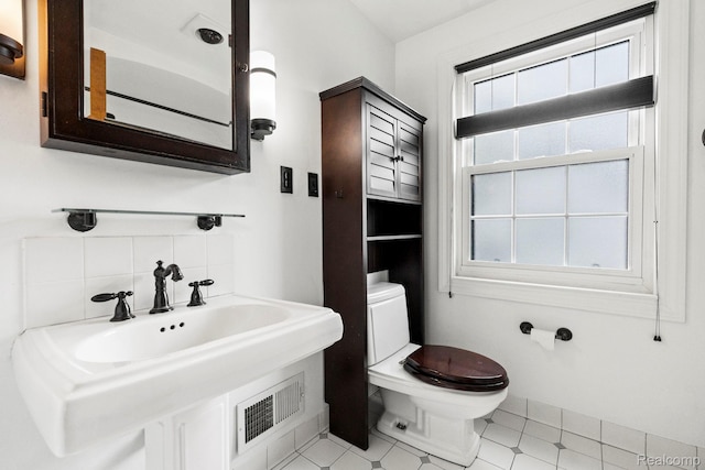 99 Wenonah Dr, Pontiac, MI 48341 - bathroom with toilet and backsplash