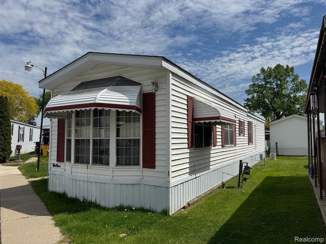 32 3rd St, Dearborn Heights, MI 48127 - view of side of home with a yard