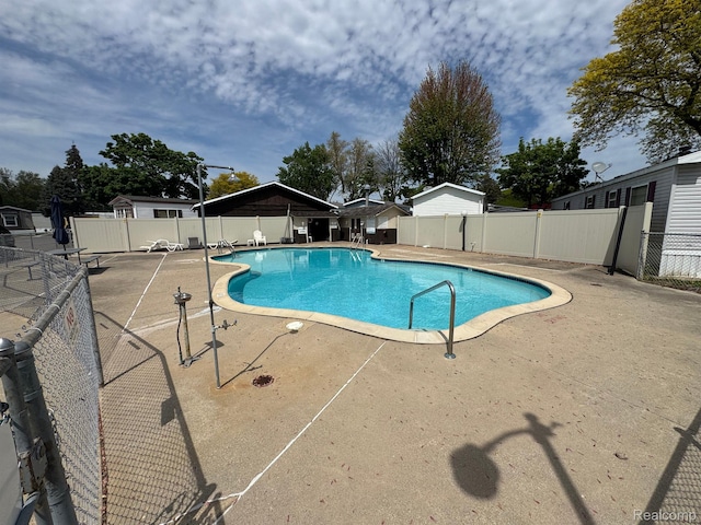 32 3rd St, Dearborn Heights, MI 48127 - community pool with a patio area