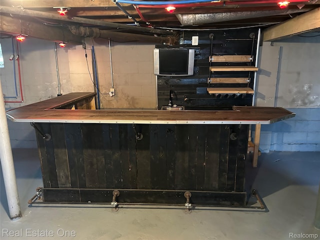 8492 Meadow Ave, Warren, MI 48089 - indoor dry bar featuring concrete floors